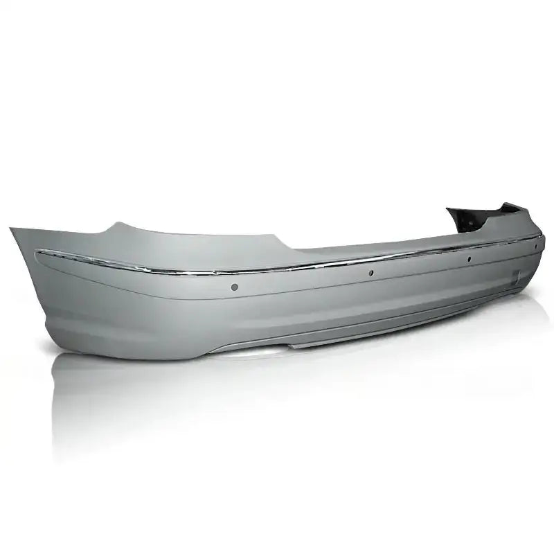 Støtfanger bak Mercedes W211 AMG Style med kromlist og PDC-hull, sett skrått forfra mot hvit bakgrunn.