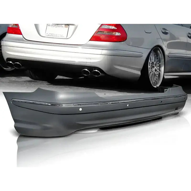 Støtfanger bak Mercedes W211 E63 Style mørk grå med kromlist montert på sølvfarget bil.