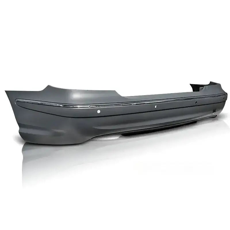 Bakfanger Mercedes W211 E63 style med kromlist og sensorutsparinger, sett skrått bakfra.