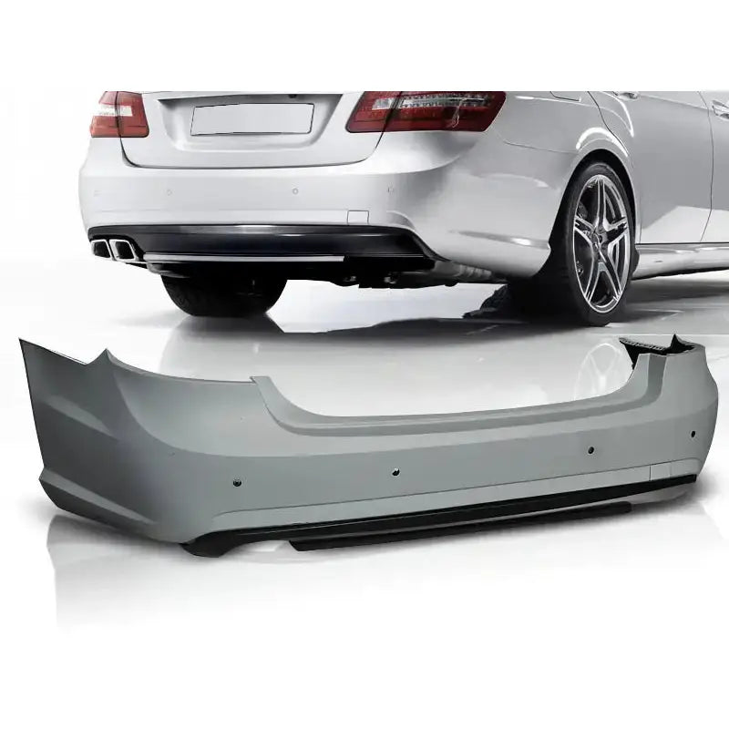 Støtfanger bak Mercedes W212 09-13 sedan AMG PDC 1W i grå plast sett fra skrå vinkel.