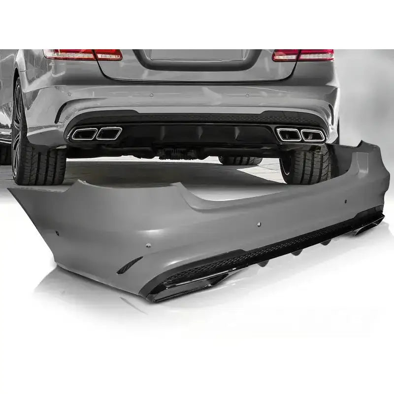 Støtfanger bak Mercedes W212 13-16 E63 AMG Style i grå plast, skrått forfra foran bil.