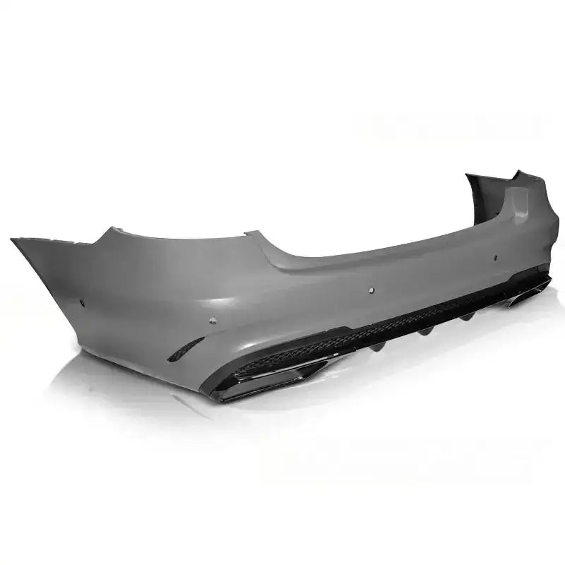 Bakfanger Mercedes W212 E63 AMG Style i grå plast med svart diffuser, sett bakfra og fra siden.