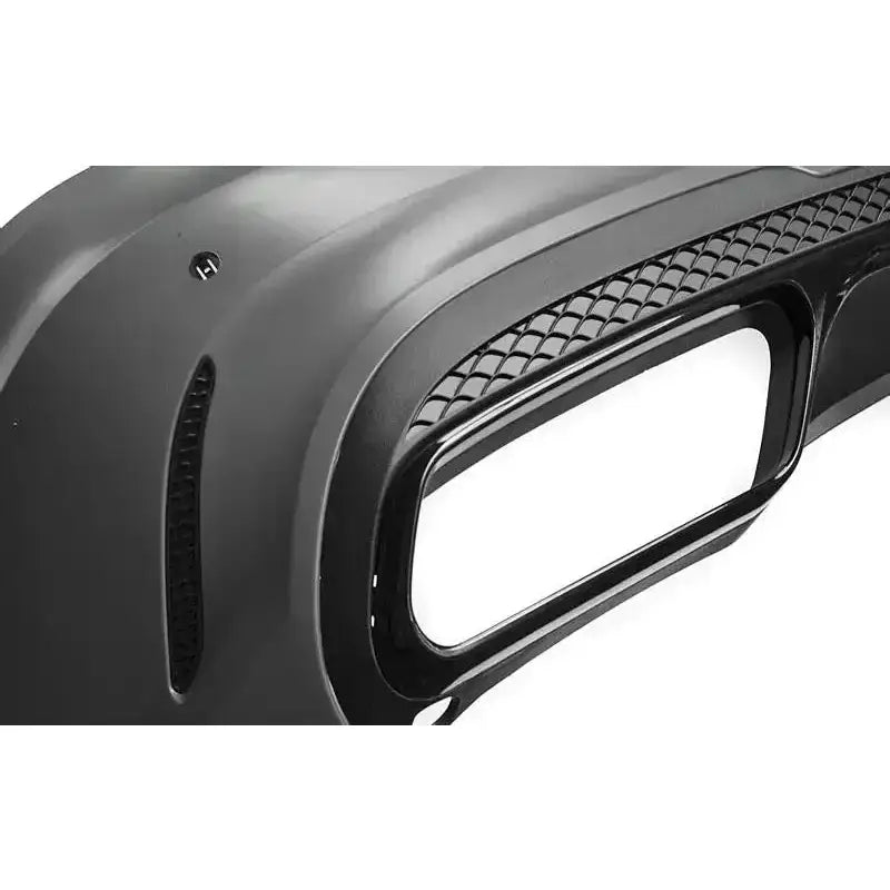 Bakstøtfanger Mercedes W212 E63 AMG style med rutemønster og utsparing, sett fra skrå vinkel.