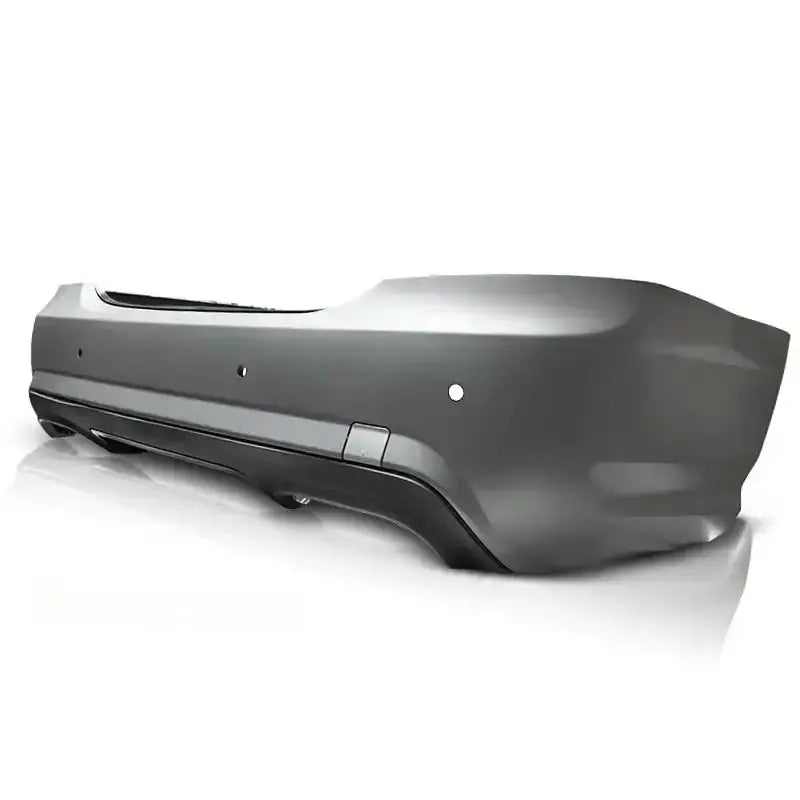 Bakfanger Mercedes W221 AMG Style med PDC-sensorer, grå plast, sett fra lavt sideperspektiv.