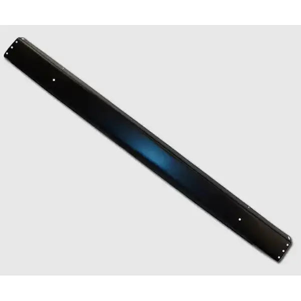 Støtfanger bak til Volkswagen T3 79-92, sort metallskinne med hull og blank, reflekterende overflate.