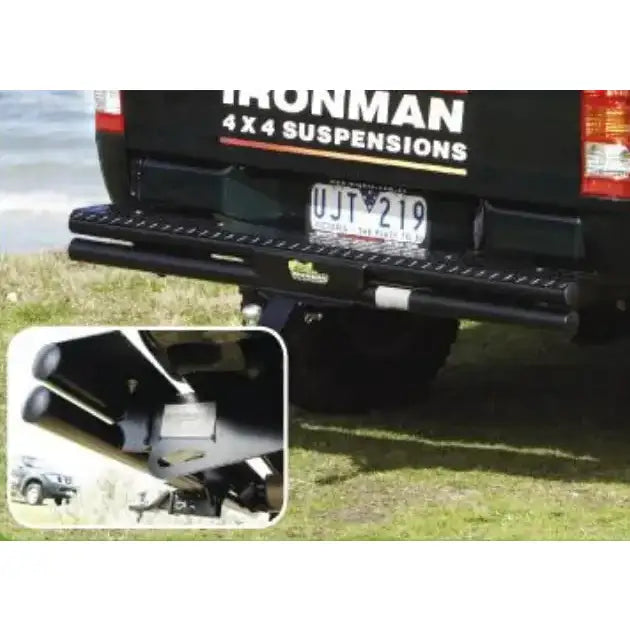 Bakfanger Mitsubishi L200 ML 2006 sett bakfra på bil med synlige sylinderformede braketter under.