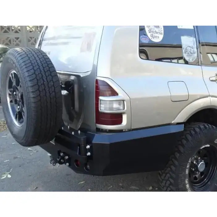 Bakfanger til Mitsubishi Pajero III 00-06 i sort stål, montert bak på sølvfarget SUV med reservehjul.