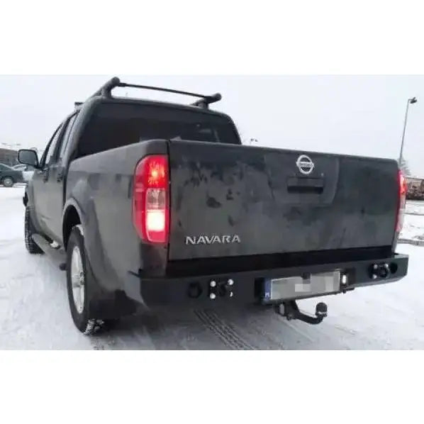 Støtfanger bak på Nissan Navara D40 10-14 sett bakfra med hengerfeste og takstativ på snø.