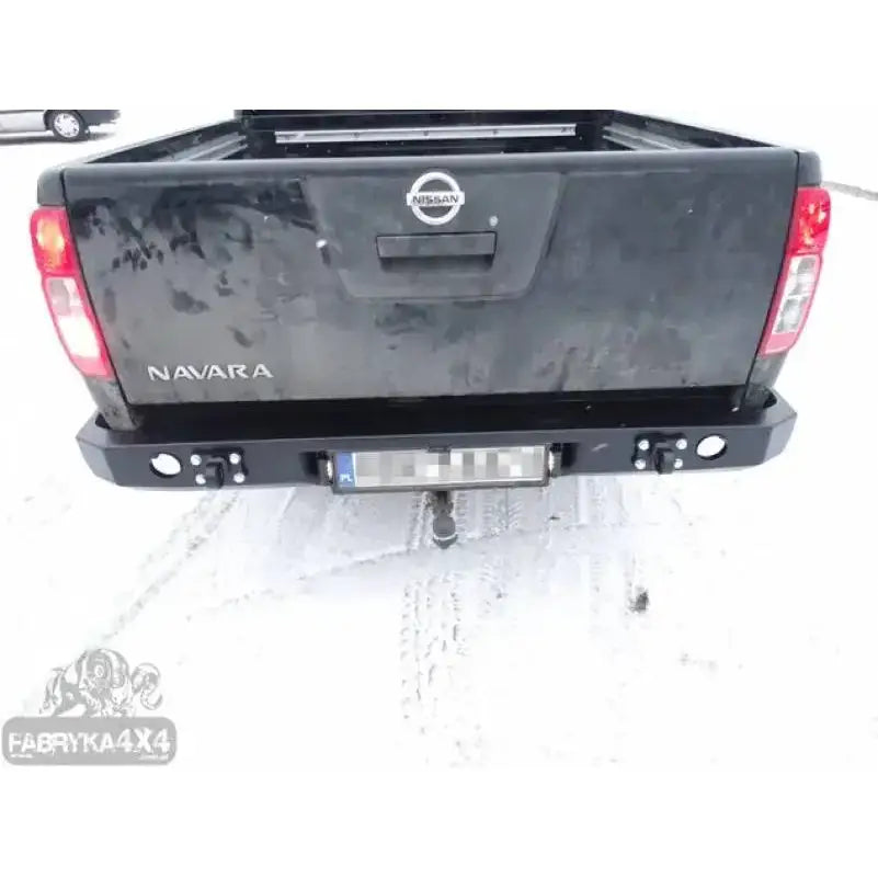 Bakfanger Nissan Navara D40 sort metall, montert med lysåpninger og tilhengerfeste, snø på bakken.