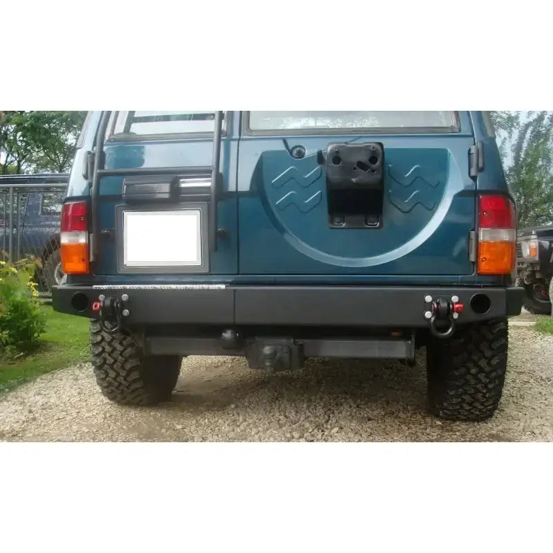 Støtfanger bak på Nissan Patrol Y60 med svart metall, slepekroker og offroad-dekk, sett rett bakfra.