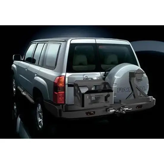 Støtfanger bak Nissan Patrol Y61 montert på sølvfarget SUV med reservehjul og sort oppbevaringskasse.