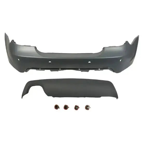 Støtfanger bak sett til BMW 5 Serie E60, grå plast med diffuser og fire monteringsdeler sett forfra.