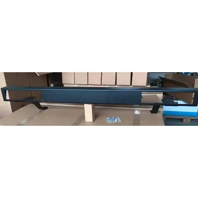 Støtfanger bak stål til Suzuki Jimny 18-, avbildet fra siden med monteringsbraketter på pappeske.