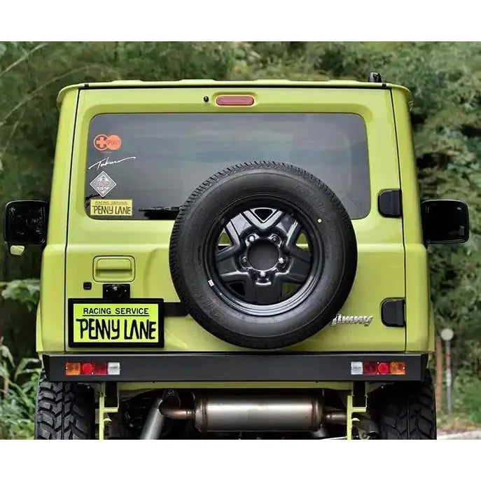 Bakre støtfanger på Suzuki Jimny 18- i stål, sett bakfra med reservehjul og klistremerker.