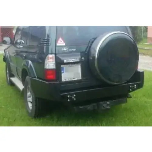 Bakre støtfanger i svart stål montert på Toyota Land Cruiser J9 sett bakfra med reservehjul.