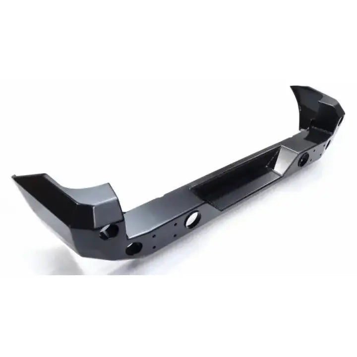 Støtfanger bak til Suzuki Jimny 05-12 bensin, sort metall med runde åpninger, sett fra skrå vinkel.