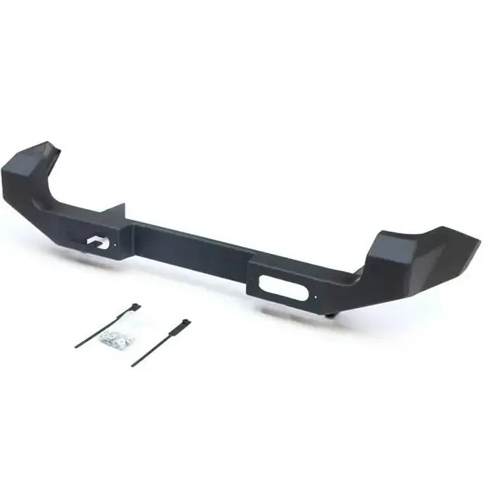 Støtfanger bak Suzuki Jimny 07-17 i sort metall med tilbehør og monteringsdeler på hvit bakgrunn.