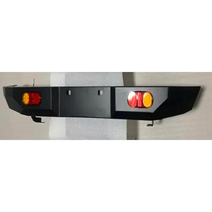 Støtfanger bak til Suzuki Jimny 18-, sett forfra med integrerte runde baklykter og synlige monteringselementer.