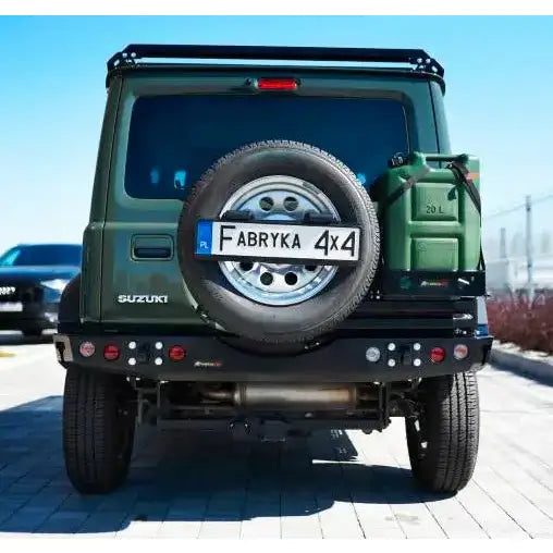 Støtfanger bak på Suzuki Jimny IV 1.5 med reservehjul og grønn 20L drivstoffkanne montert bak.
