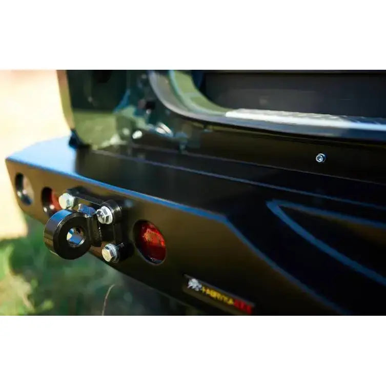 Bakfanger Suzuki Jimny IV 1.5 sort metall med taukrok, røde refleksdetaljer og synlige bolter.