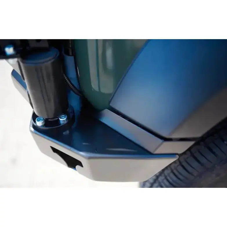 Bakre støtfanger til Suzuki Jimny IV 1.5, nærbilde med matt svart finish og synlige bolter.
