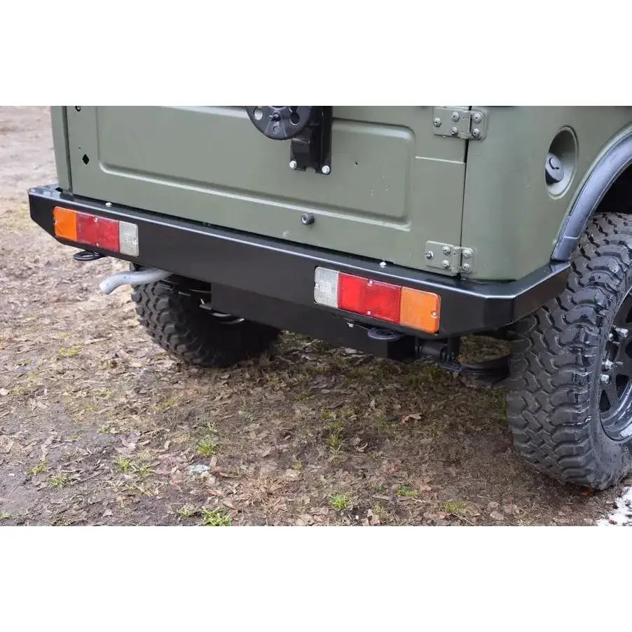 Støtfanger bak til Suzuki Samurai SJ410 SJ413, sort metall på militærgrønt kjøretøy med baklys.