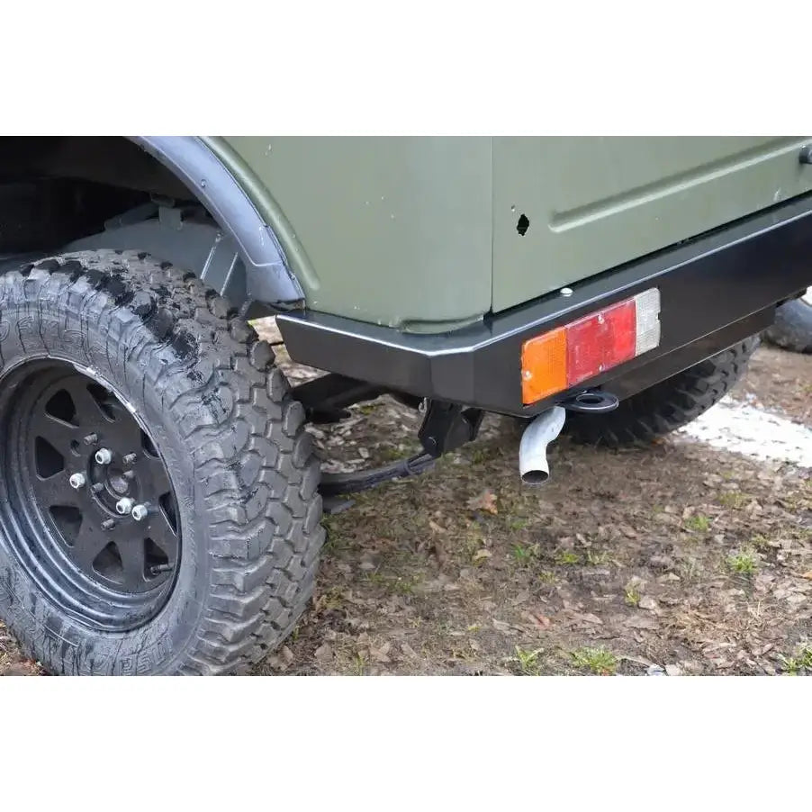 Bakfanger Suzuki Samurai SJ410 SJ413 nærbilde med sort metallfanger, terrengdekk og baklykt.