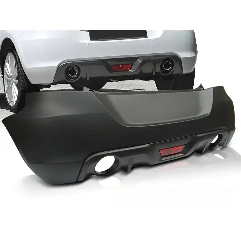 Støtfanger bak Suzuki Swift V 10-17 Sport Style i sort plast med utskjæring for eksos og reflekslys.