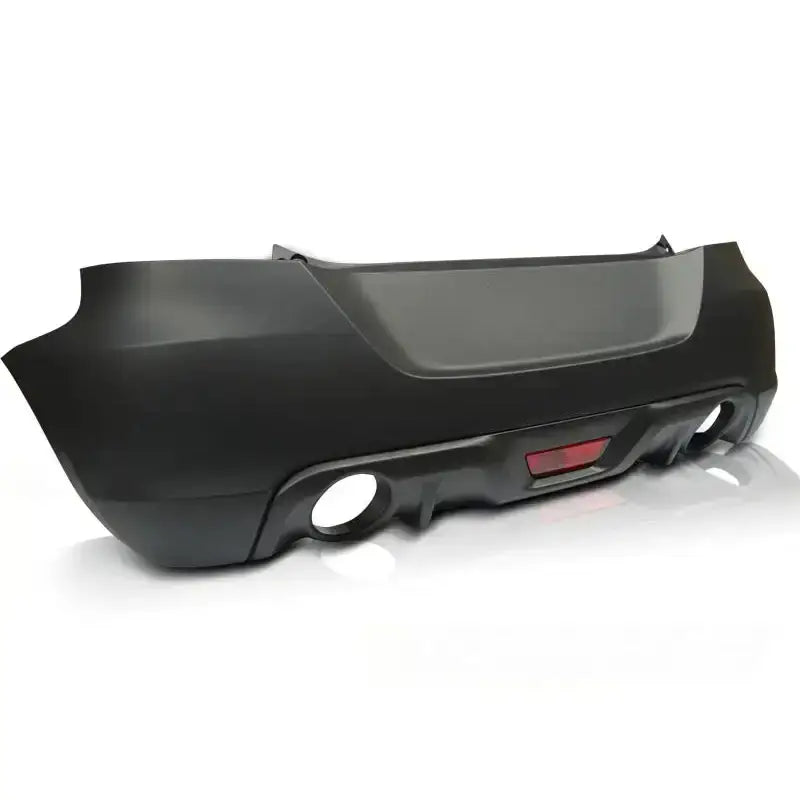 Bakfanger Suzuki Swift V 10-17 Sport Style i svart plast med eksoshull og rød refleksdetalj bak.