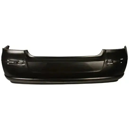 Støtfanger bak til Toyota Avensis T25, svart plast med utsparinger for lykter og sensorer, sett forfra.