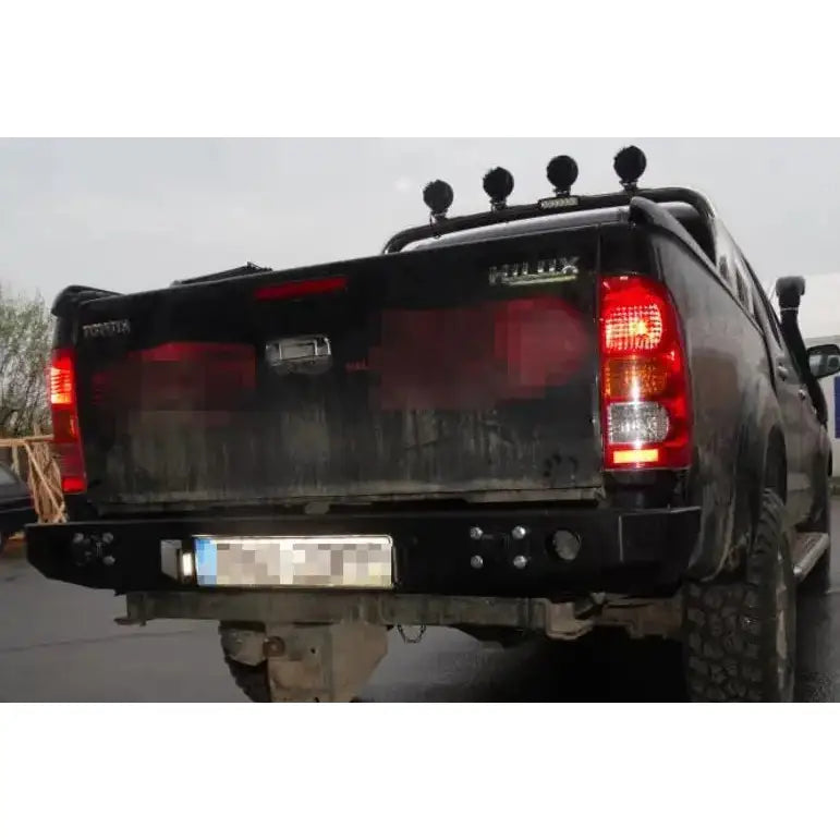 Støtfanger bak til Toyota Hilux 05-11 i sort metall, montert på pickup med synlige bolter og runde lys.