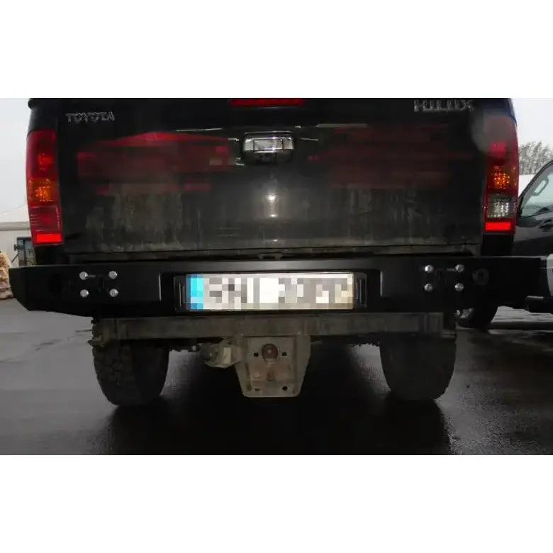 Bakfanger for Toyota Hilux 05-11 i svart metall med synlige bolter og hengerfeste, sett bakfra.