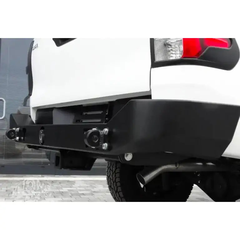 Bakfanger Toyota Hilux Revo 16- i sort metall med bolter, sett skrått bak på hvit pickup.