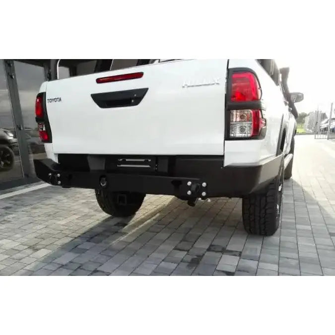 Bakfanger Toyota Hilux Revo 16- lang, sort metall med robuste detaljer, sett bakfra på hvit pickup.