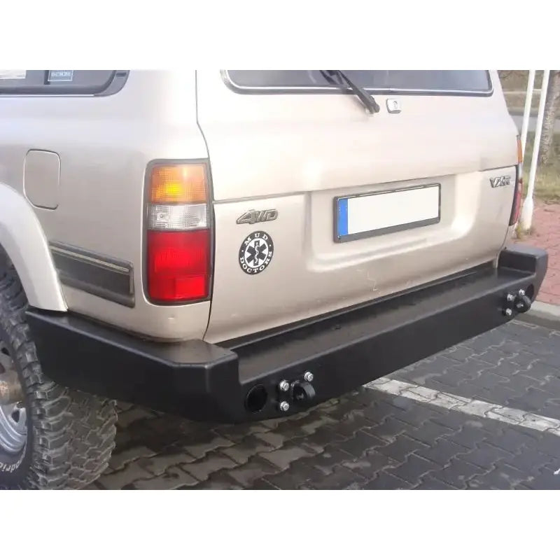 Støtfanger bak Toyota Land Cruiser LC80 i sort metall, montert på beige SUV med synlige festebolter.