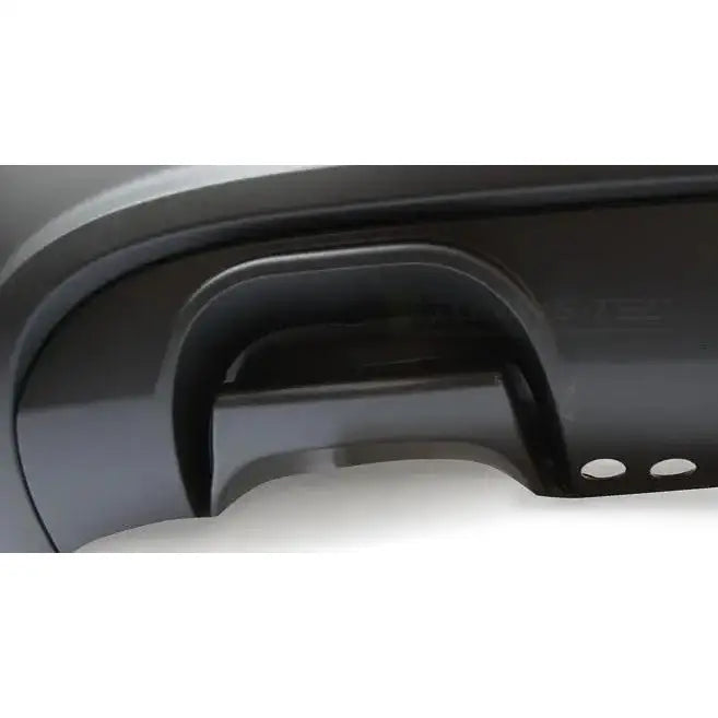 Bakre støtfanger til VW Golf 4 R32 Style med glanset sort overflate og utsparing, nærbilde.