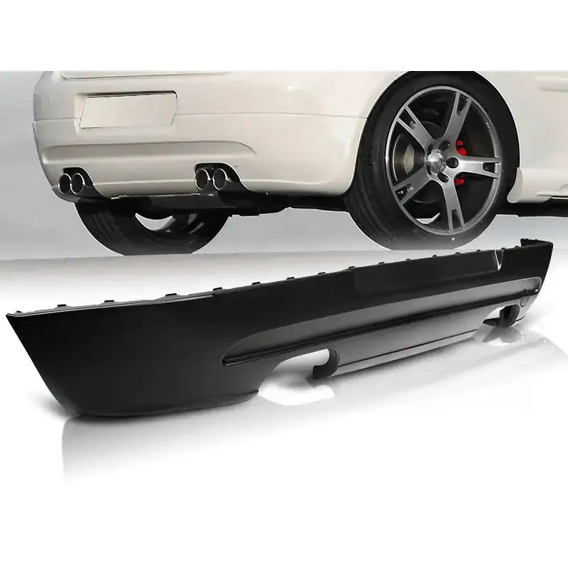 Støtfanger bak VW Golf 5 GTI Style Dual i svart plast med eksosåpning, sett fra skrå vinkel.