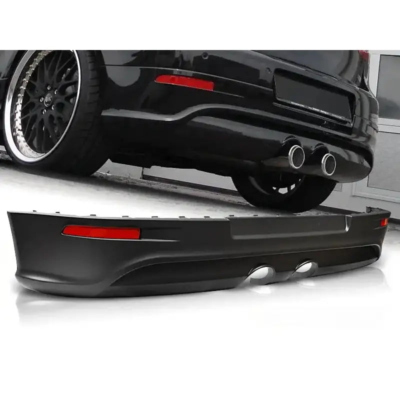 Støtfanger bak VW Golf 5 R32 style i sort plast med doble eksosåpninger og røde refleksdetaljer.