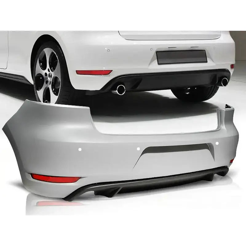 Støtfanger bak Vw Golf 6 GTI Style Twin PDC i lysegrå plast med sensorer og røde reflekser, sett skrått bakfra.