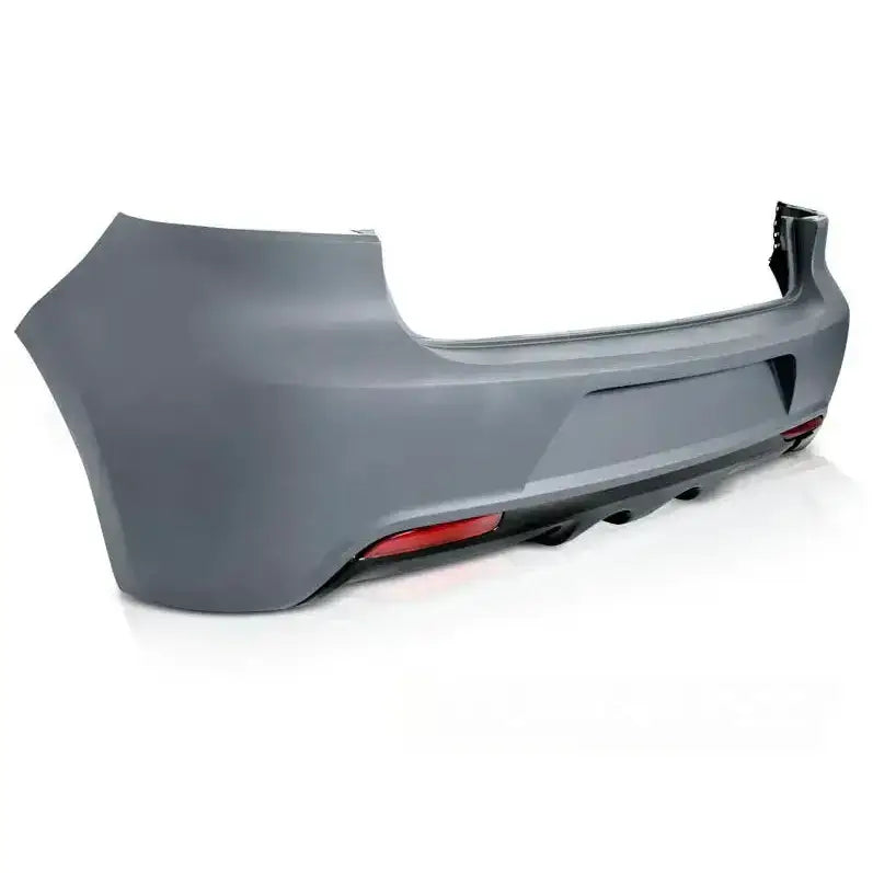 Støtfanger bak Vw Golf 6 Sport Dual i grå plast med rødt reflekspanel, sett skrått bakfra.