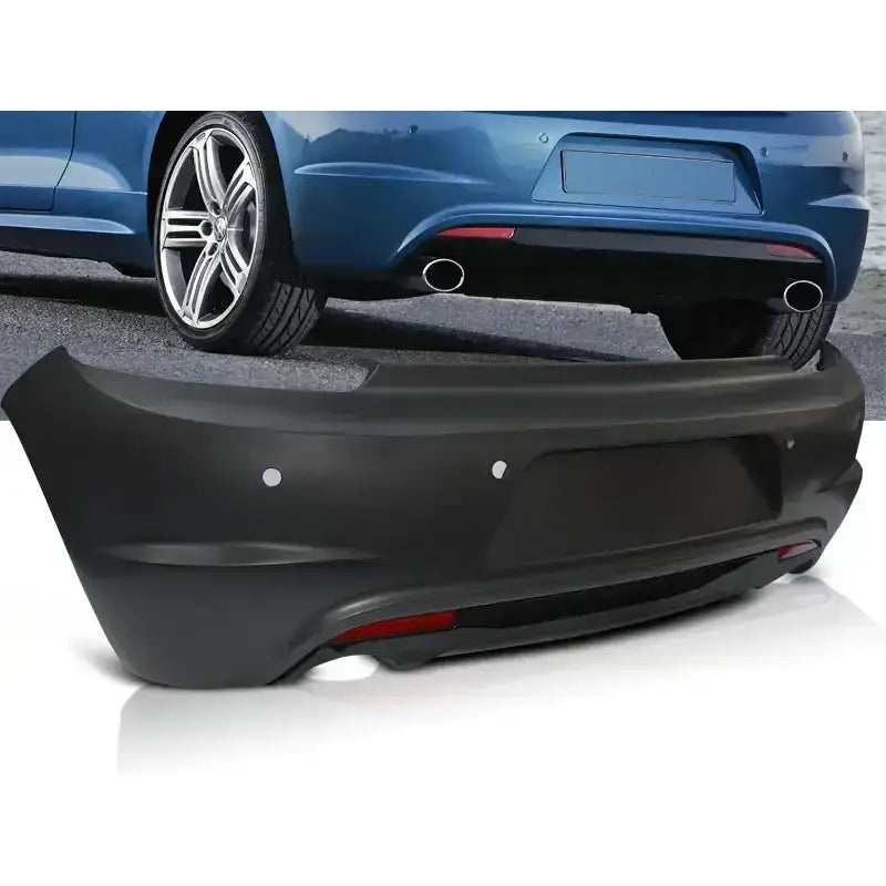 Støtfanger bak Vw Scirocco 08-14 R Style i sort plast, skrå vinkel, synlige sensormarkeringer og røde detaljer.