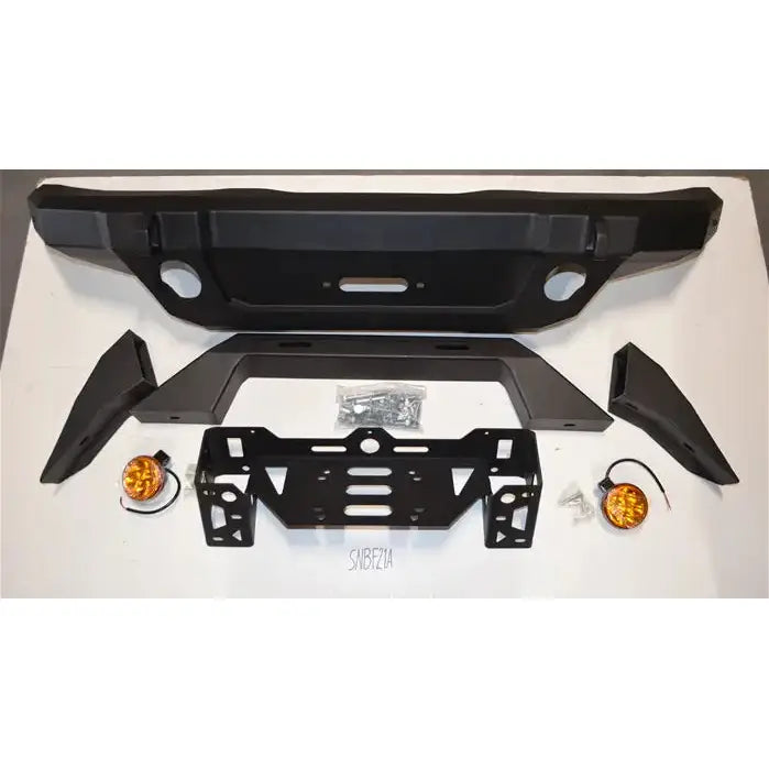 Støtfanger foran aluminium til Suzuki Jimny 2018-, sett med sorte deler, oransje lys og festebraketter.