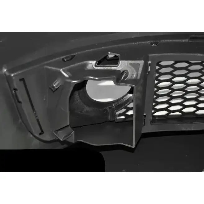 Front bumper nærbilde av RS Style Black støtfanger til Audi A3 med sekskantet gitter og festemekanismer.