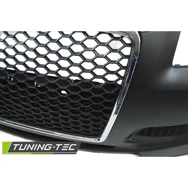 Frontbumper Audi A3 RS Style sort grill med sølv ramme, bikubemønster, sett fra skrå frontvinkel.