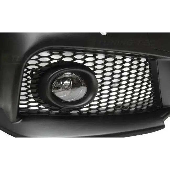 Støtfanger foran Audi A3 RS Style Black med bikubemønstret grill og rundt tåkelys sett fra fronten.