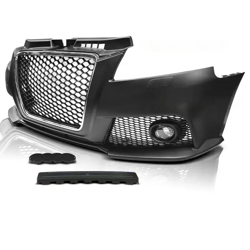 Støtfanger foran Audi A3 08-12 RS Style Chrome Black med stor nettinggrill og sølvramme sett fra skrå vinkel.