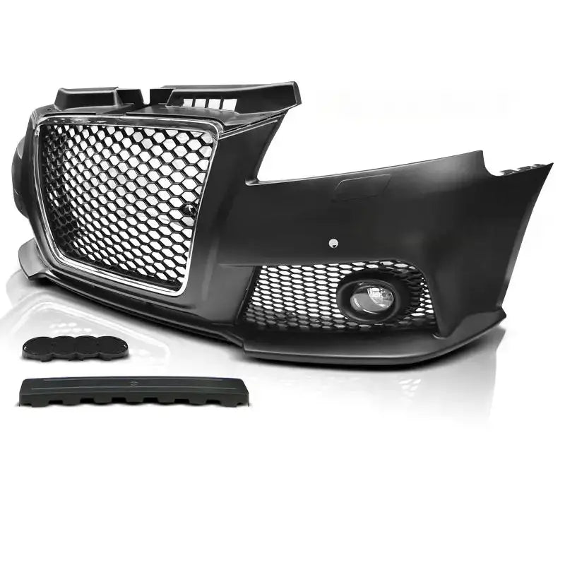 Støtfanger foran Audi A3 08-12 RS Style i sort plast med bikubemønstret grill og kromkant, sett skrått.
