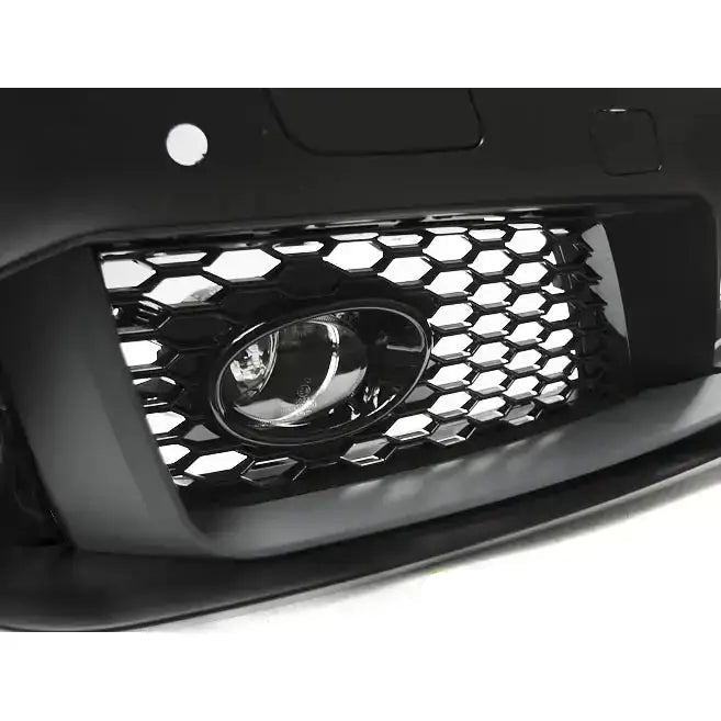 Frontbumper Audi A3 RS3 Style Glossy Black med sekskantet grill og TUNING-TEC-logo nederst til høyre.
