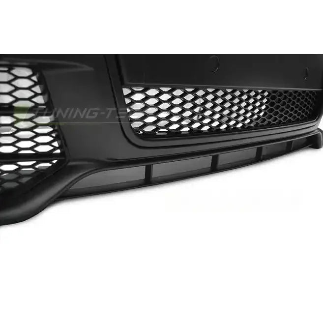Frontbumper Audi A4 04-08 RS Style Black med sekskantet netting og markerte luftinntak, nær sidevinkel.