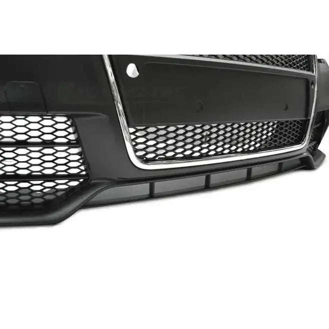Frontbumper Audi A4 04-08 RS Style i sort plast med kromkant og sekskantet netting, sett fra skrå vinkel.